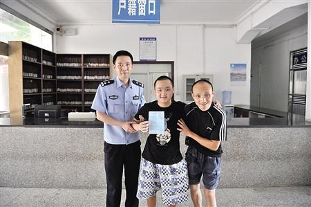 16岁男孩患病成"玻璃娃娃" 4年不敢出门