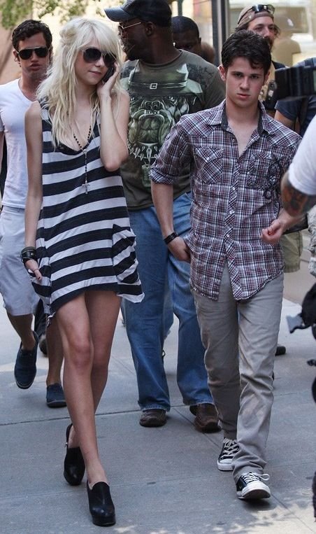 blake&nbsp;lively(布莱克&middot;莱弗利)与penn&nbsp;badgley(佩恩