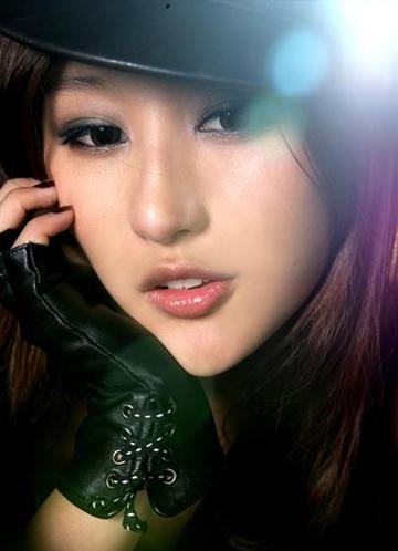 刘羽琦—用性感皮衣演绎时尚女打手