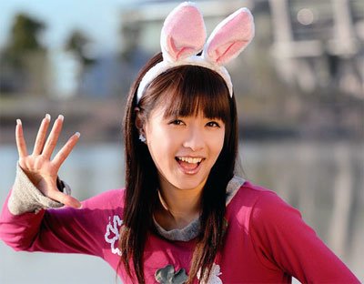 媒体为90后勾画了一幅群像:一群穿着奇装怪服的红男绿女,浓妆妖艳的