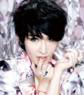 萧亚轩的短发造型在原有造型基础上成功转型,成熟,中性,前卫,发型层次