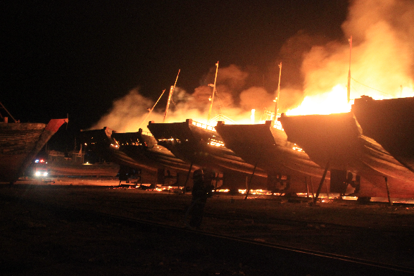 深夜“火烧连营” 7艘渔船被烧毁 烧红半边天