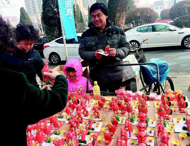残疾人夫妇自制豆面灯走红 忙碌制作5个月销售一空