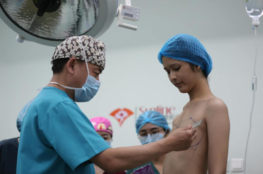 泰国人妖来沈阳做隆胸手术 众网红感受假体手感