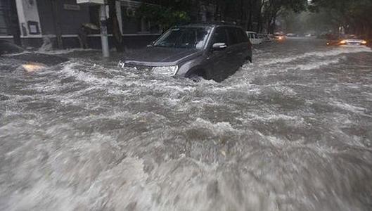 雨大水深车被冲进河 5人爬树报警获救