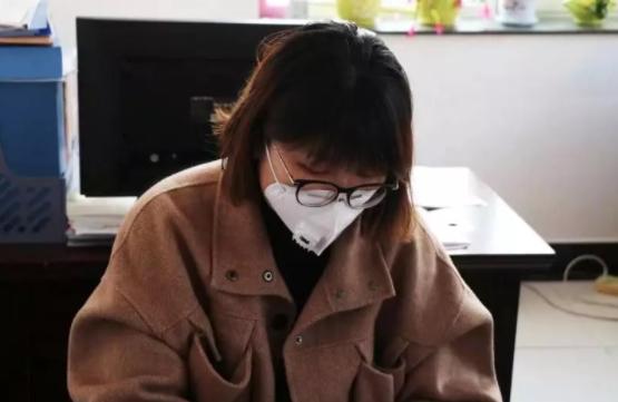 疫情防控一线上的孕妈书记