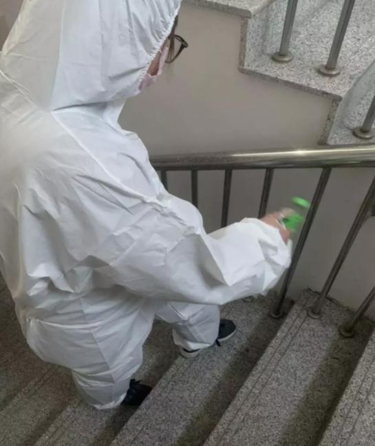 疫情防控一线上的孕妈书记