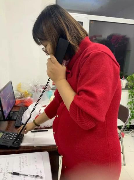 疫情防控一线上的孕妈书记