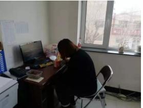 疫情防控一线上的孕妈书记
