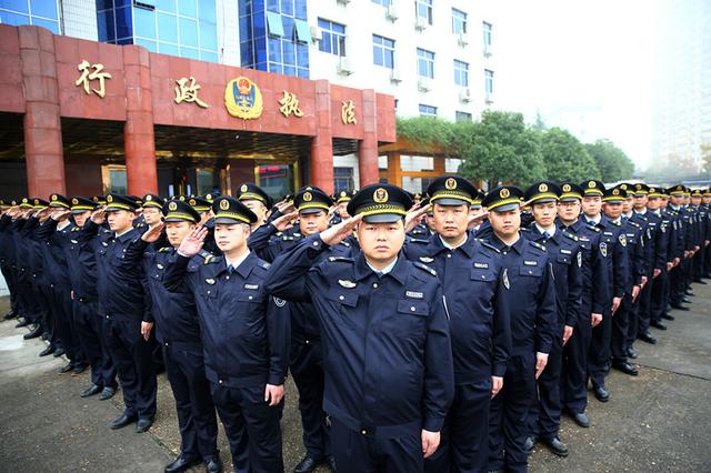 春节期间 沈阳市行政执法每天800人上街清理违规行为