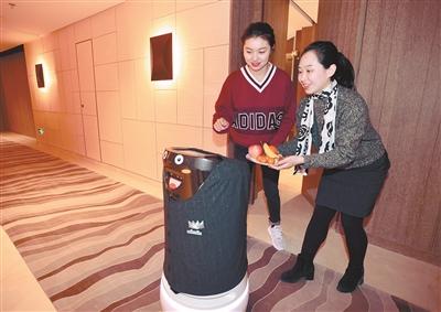 沈阳五星级酒店首现机器人服务员 可抵5名服务员