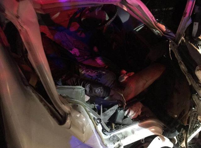 独腿男子车祸被卡驾驶室 锦州消防破拆车门救人