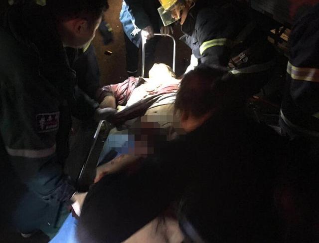 独腿男子车祸被卡驾驶室 锦州消防破拆车门救人