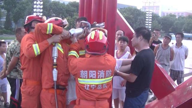 4岁女童广场“躲猫猫”卡雕塑中间  消防员两分钟施救助其脱身