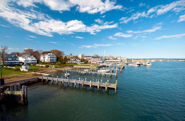 玛莎葡萄园岛海边游玩不管是哪个季节都比较适合,现在到海边游玩的人