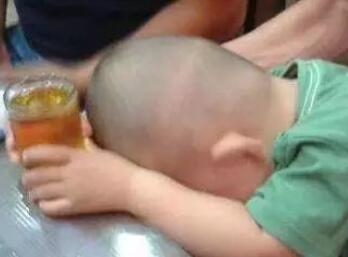 沈阳一名8岁男孩被灌2两白酒半瓶啤酒当场昏迷