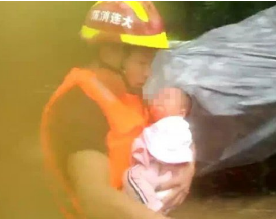 暴雨来袭婴儿被困危房 瓦房店消防官兵涉水救援