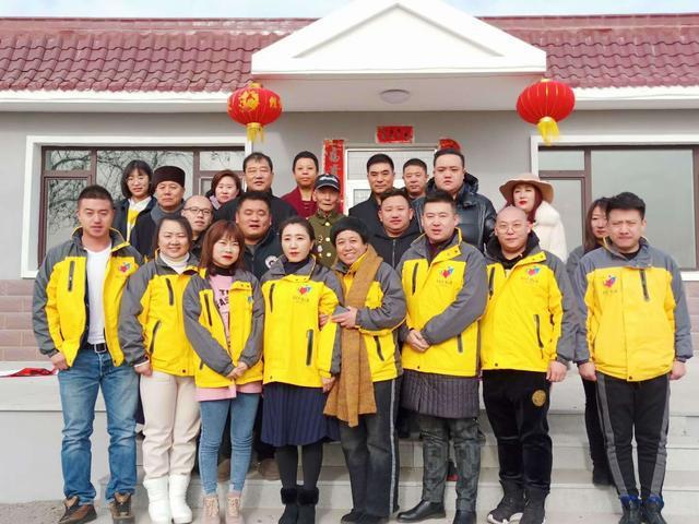 春节不忘老英雄 蒋庆泉与志愿者一起过大年