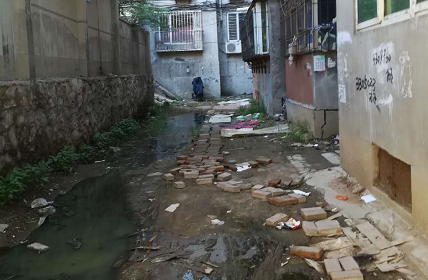  锦州一小区下水道堵塞 满路是水臭气熏天