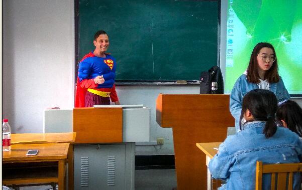 外教化身“超人”上课 一上午收获200多个微笑