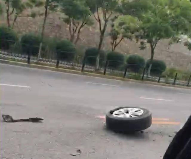 鞍山发生离奇车祸 司机车轱辘开掉一个又撞到公交车