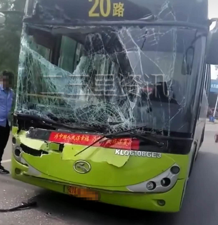 朝阳20路公交车被“打脸” 玻璃干稀碎看看它撞到啥了