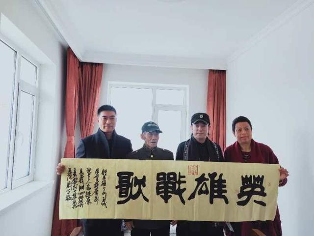 春节不忘老英雄 蒋庆泉与志愿者一起过大年