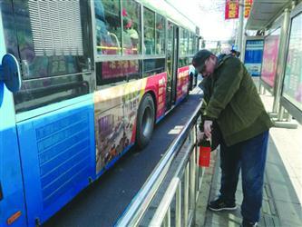 鞍山市民自制烟蒂“回收站”让公交站点更整洁