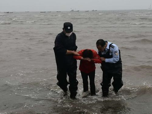 女子与家人闹矛盾跳海 警民联手从深海“绑回”