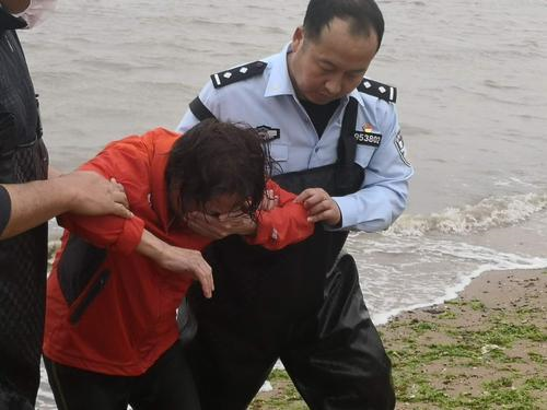 女子与家人闹矛盾跳海 警民联手从深海“绑回”