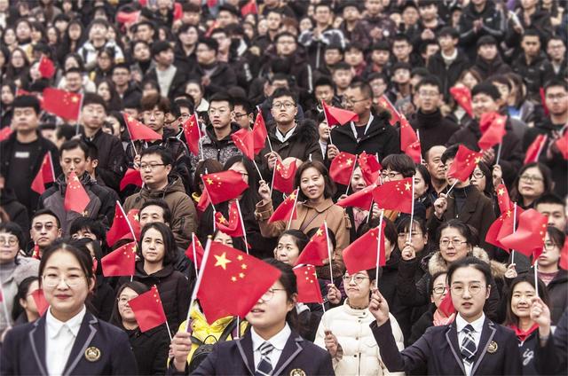 辽宁何氏医学院“开学第一课” 近万名师生深情唱响《我和我的祖国》