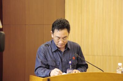 中石油大连石化公司总经理庞晓东在会场上道歉,表态.