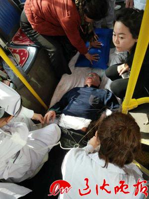 老人心脏骤停突然晕倒 医生冲上公交紧急抢救