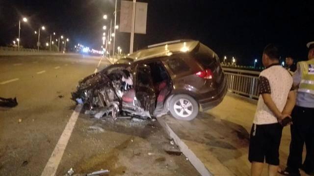 鞍山曙光桥一辆轿车撞上隔离带，横向弹出10余米