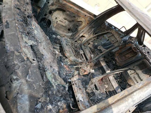 鞍山14中附近多台车连遭“毒手” 福特车被烧成废铁