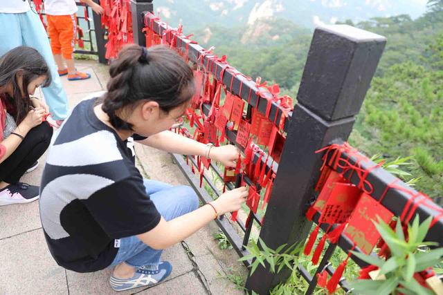 家有考生金榜题名 千山还愿之旅圆满成功