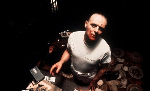 从一边办案一边吃的《神探》,到一边吃一边办案的《盲探》,我们可以