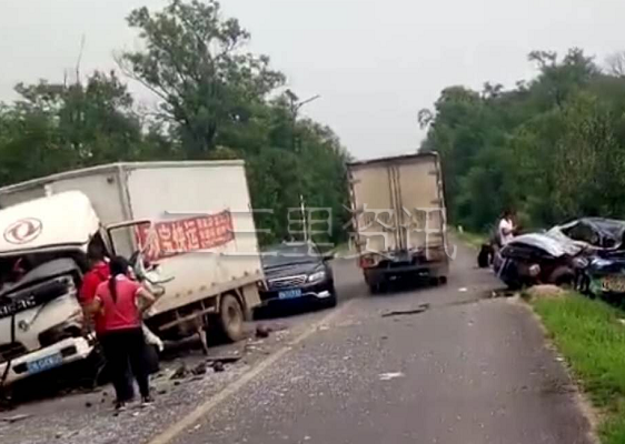 朝阳教练车和货车相撞，车头撞瘪满地玻璃碎渣,一人重伤口吐血沫