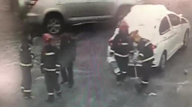 30余辆车“身陷”结冰路段 5名消防员徒手推出