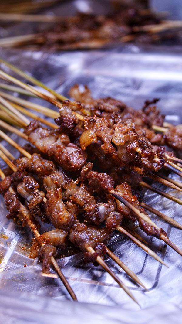 这是一家神奇的烤串店 一开就是20多年 在沈阳也没几家了吧