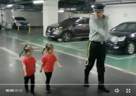 风采依旧！看完阅兵，退伍老爸重着军装为双胞胎女儿踢正步