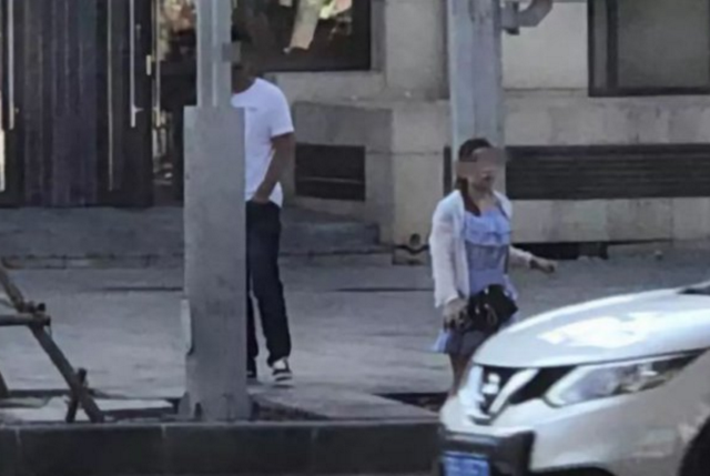 男子街头尾随女孩偷拍裙底 拍完躲在街角欣赏