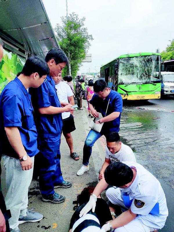 大连两辆公交车相撞 车内多位乘客受伤