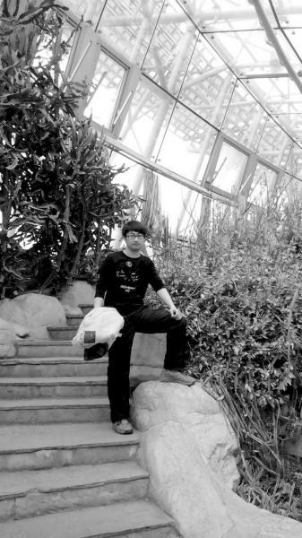 大辽城事·大连大冷天的,毕新宇将塑料袋拿在手里,站在原地冻得直跺脚