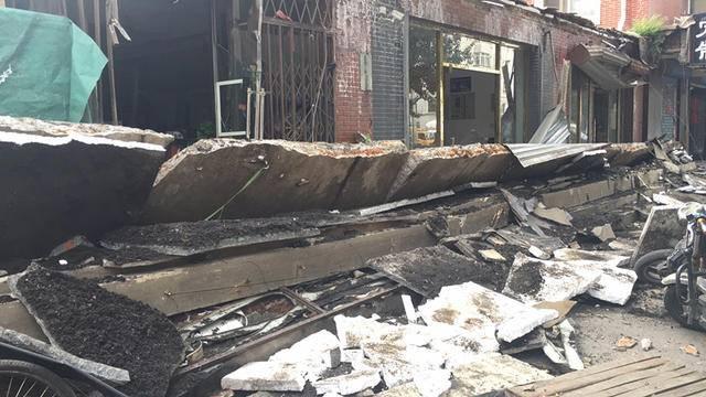 近20米房檐突然坍塌 沈阳三家店铺门脸被毁 