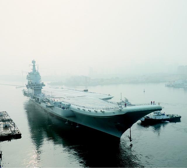 我国第二艘航母在连启航 首次出海试验