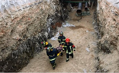 八旬老人掉沟里被施工人员发现 联合消防队员将其救出