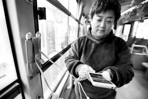 自费配备充电宝 驾龄26年的女公交司机心里有个小目标