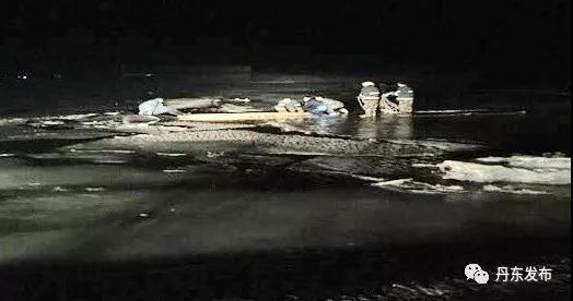 东港两人抄近路闯冰面 驾车坠入大洋河 民警生死救援