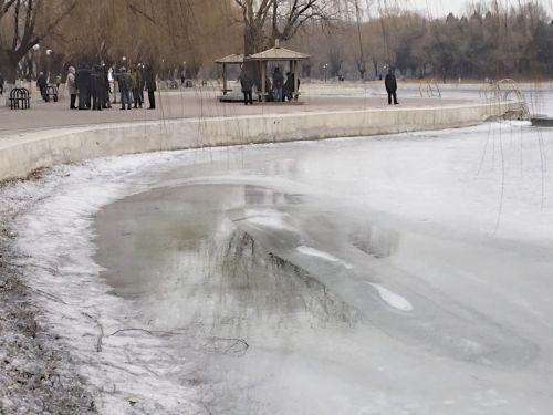 气温回升公园湖面开化 鞍山仍有市民冰上走